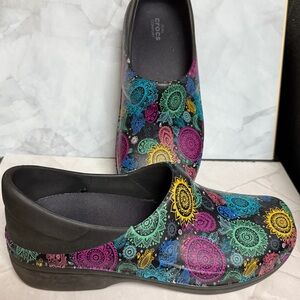Crocs Clogs Womens Size 11 Neria Pro II Paisley Mandala Multicolor Nursing Shoes